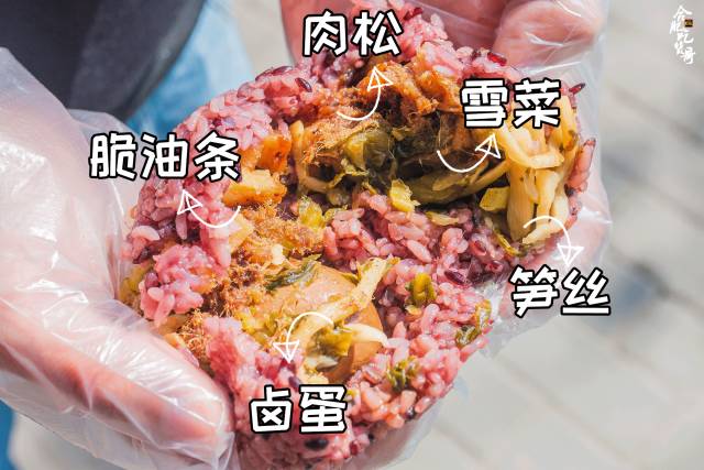 还吃啥子小面!称霸魔都25年的网红饭团杀来重庆,7块钱就能胀翻!