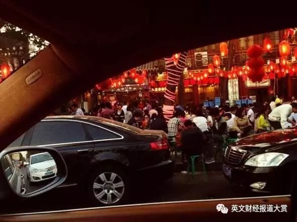 上海黄油与面包网红店排队,网红店都是女生在排队