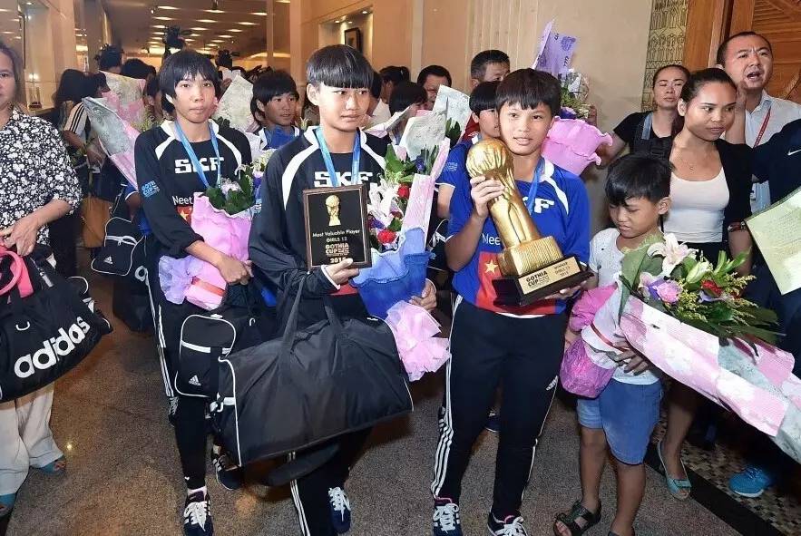 这群15岁就会结婚的女孩，一边捡垃圾一边踢球，竟连续三年勇夺世界冠军