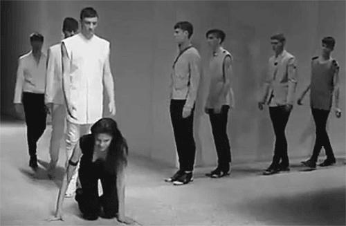 高跟鞋好看但穿着累教你一招,高跟鞋怎样才能不累脚