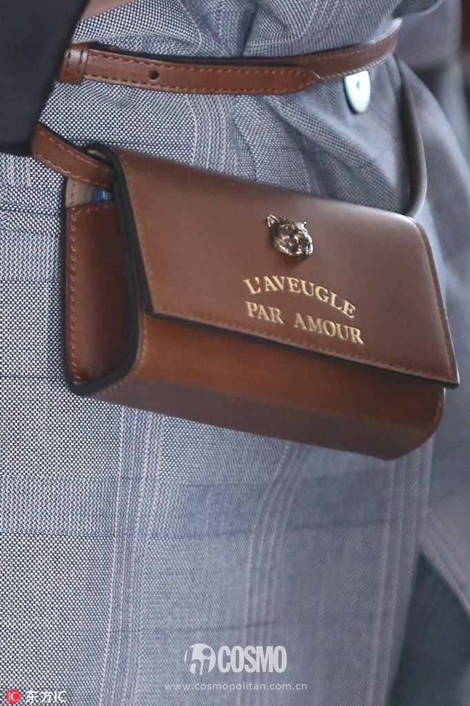 刚买完周冬雨的条纹西服,我又盯上了高圆圆的薄风衣