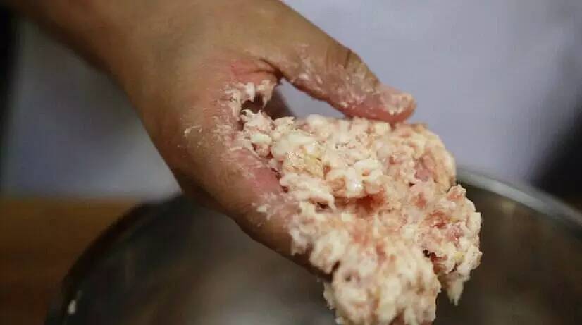 狮子头怎么做才能入口即化,为啥狮子头不用肉末