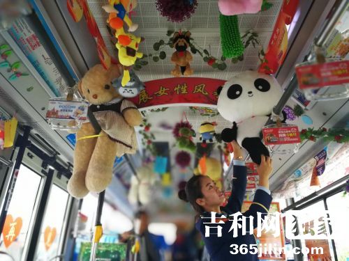 皮卡丘、大熊猫长春13路公交车美女驾驶员布置布娃娃主题车厢