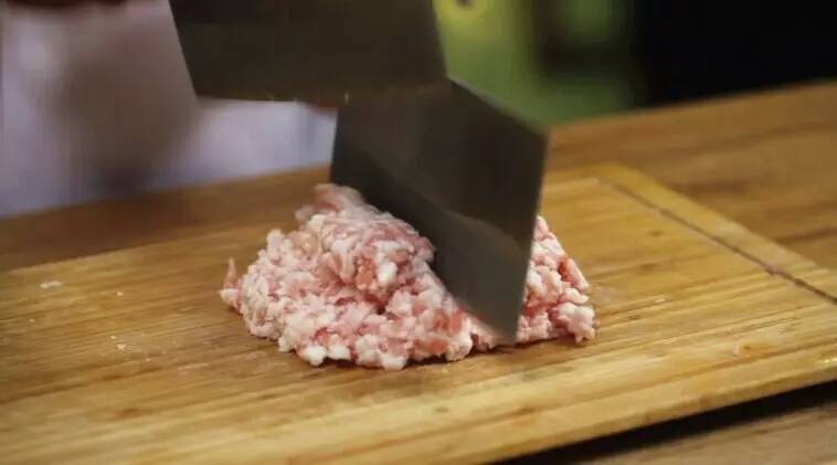 在家自己做狮子头怎样好吃,狮子头怎么做才能滑嫩不散不油炸