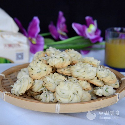 葱香曲奇饼干的做法,葱香曲奇饼干的烤箱做法