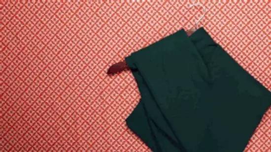 衣服怎么叠放在柜子里整齐,怎么叠衣服又快又整齐