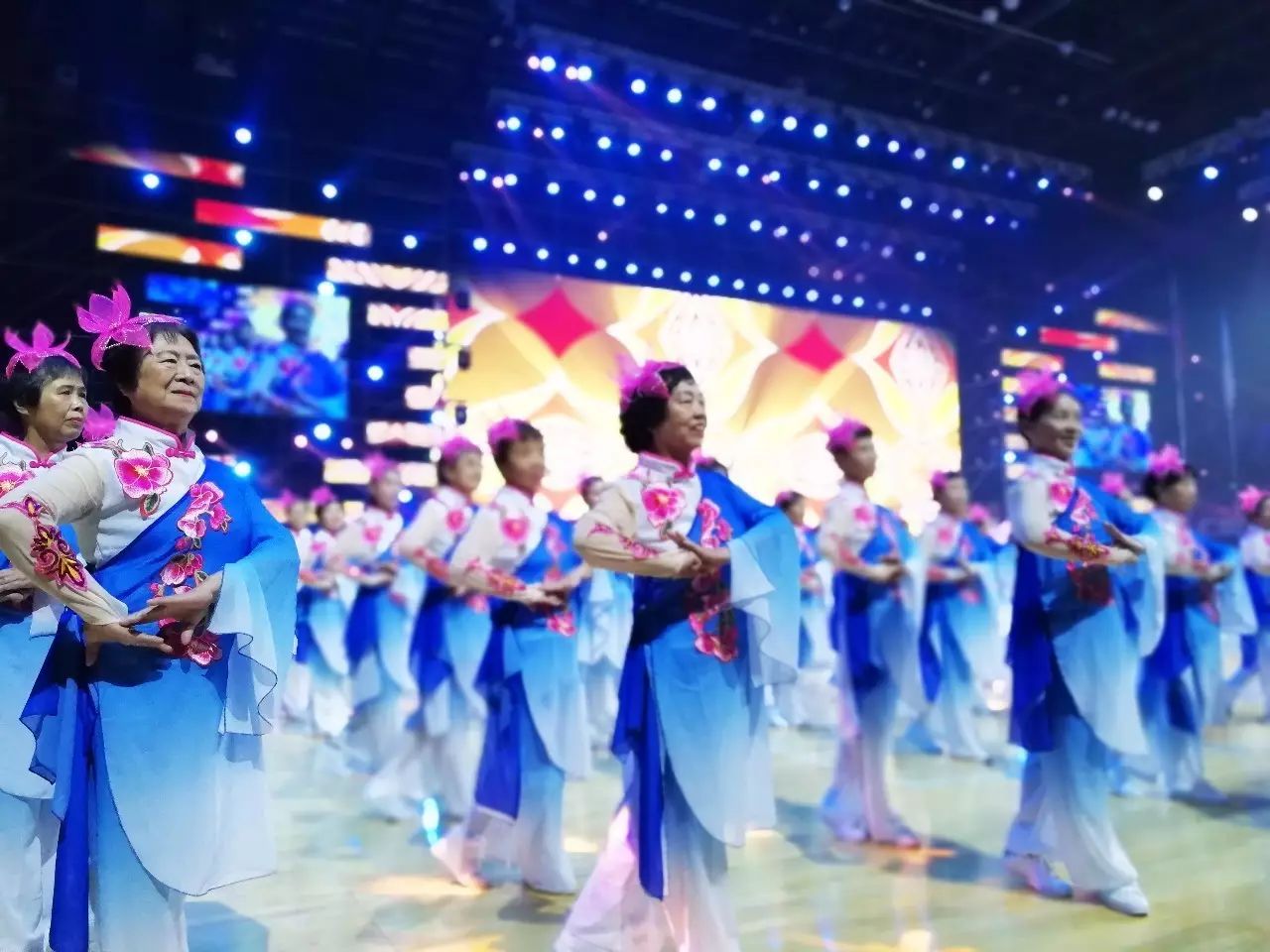 新静安第一届运动会开幕式,静安新体育中心活动看台