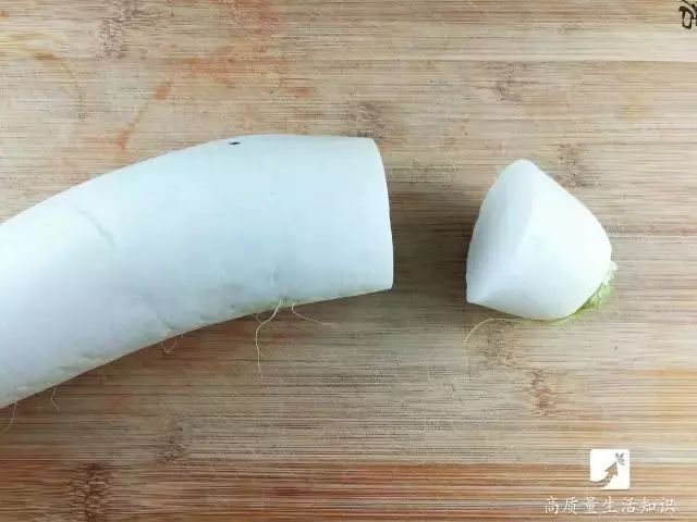 千万不要用菜刀刮鱼鳞了！用这招30秒快速去除，不伤手，赶紧学起来！