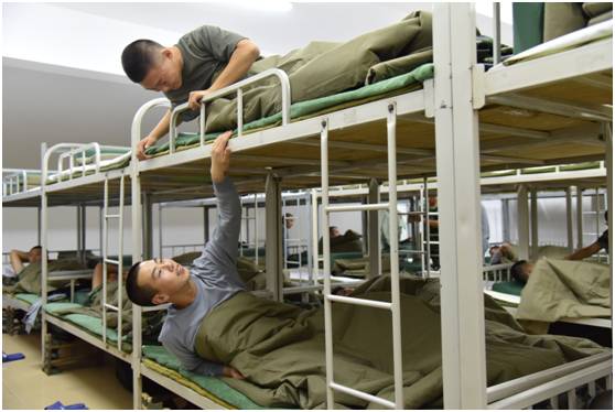 00后军人小哥哥变装,怎么成为帅气的兵哥哥