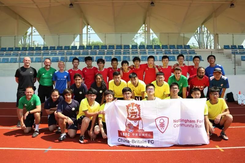 欧冠球队给诺中学生上足球课