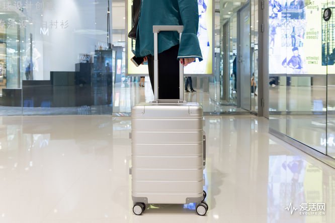 我拖着小米90分旅行箱上街的时候有人问我：这个是薛之谦同款吗？