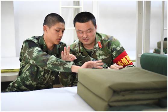 00后军人小哥哥变装,怎么成为帅气的兵哥哥