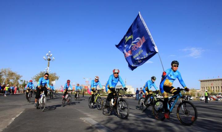 美丽的内蒙古额济纳胡杨林,恋上南山路美图