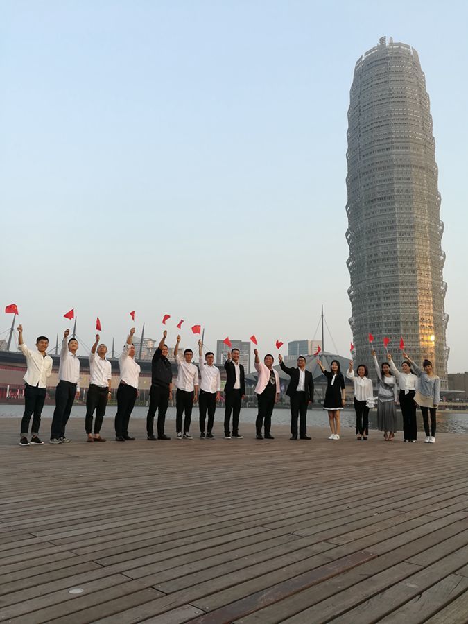 70多岁的老太太深情歌唱祖国,让我们一起歌唱祖国