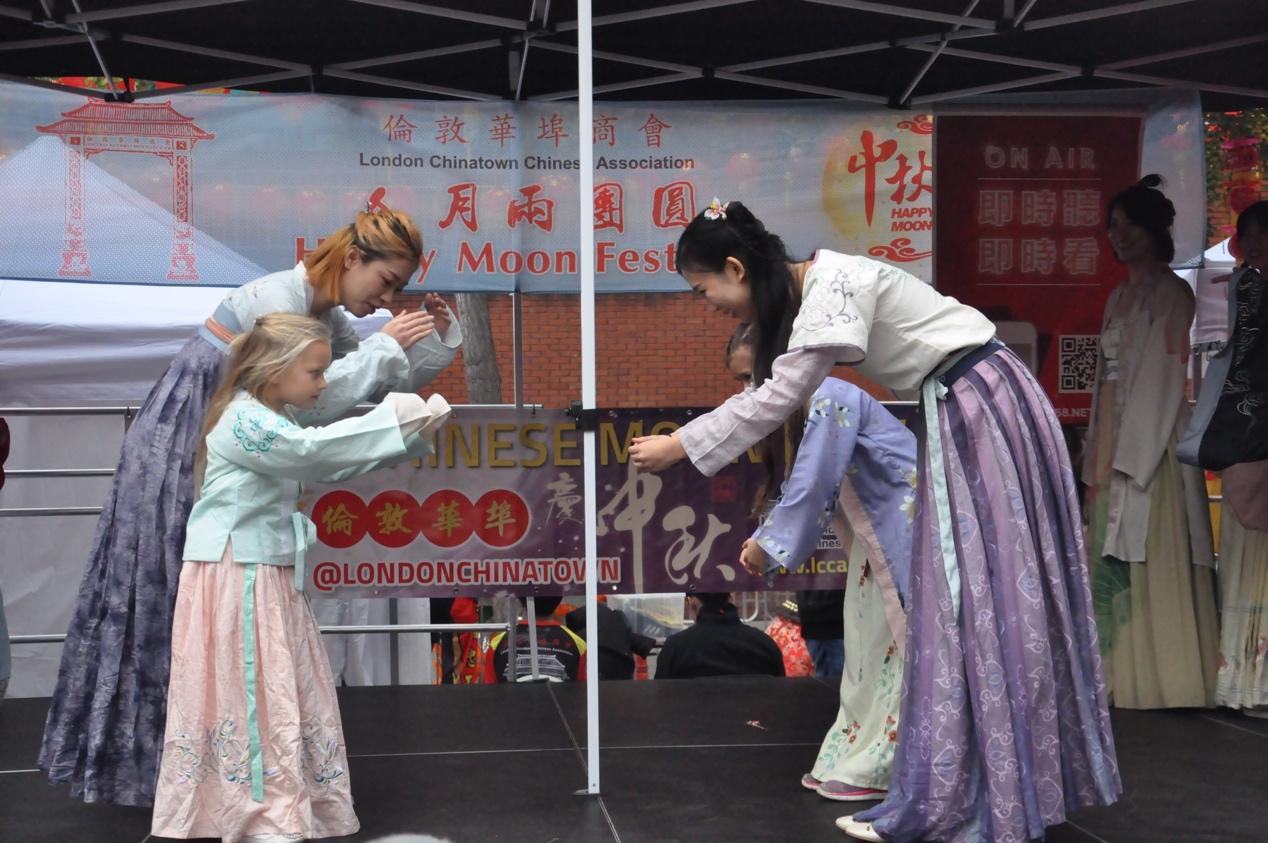 伦敦华埠庆中秋锣鼓喧天唐人街