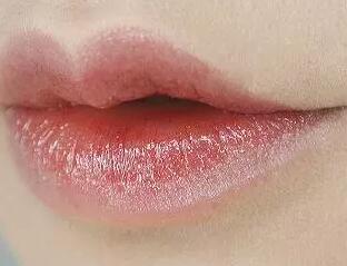 秋季不显唇纹唇釉,秋季唇釉推荐色号大牌