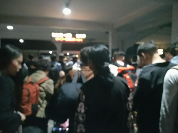 这是滁州火车站的十一假期实拍！世界再大路再遥远，我们也要回家！