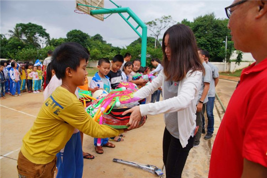青年文明号帮助贫困儿童,推进青年文明号创建工作