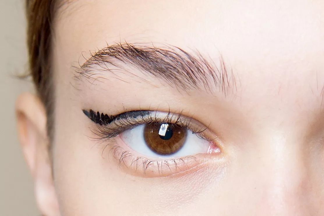 眼线怎么画好看又粗又黑 (看着很野的眼线怎么画)