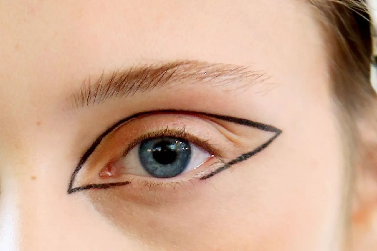 眼线怎么画好看又粗又黑 (看着很野的眼线怎么画)