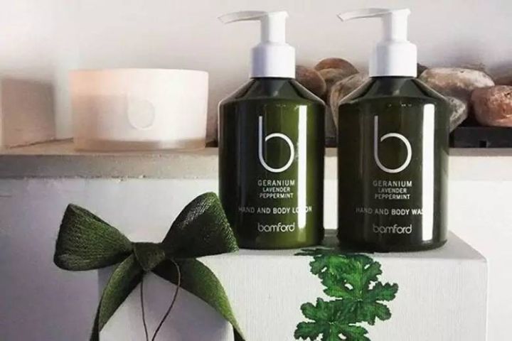 好痒啊！我除了能给你一个痒痒挠，还能给你一瓶身体乳！