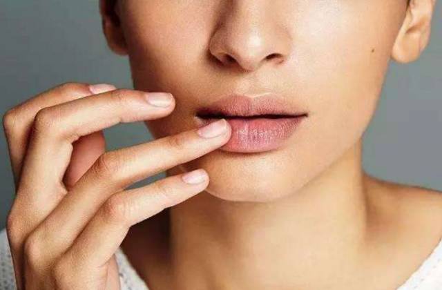 秋天嘴皮干燥起皮什么原因,秋天皮肤干燥起皮用什么护肤品