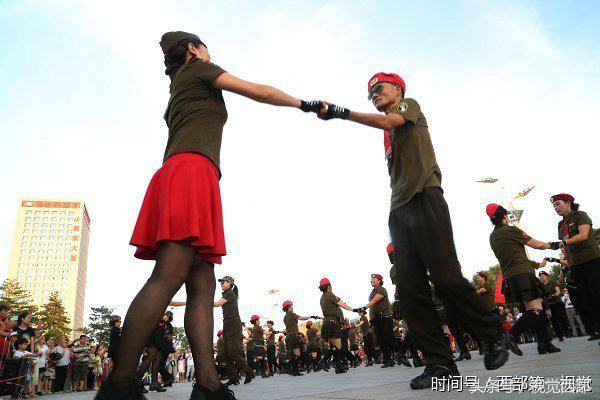 甘肃平凉网红老人跳广场舞,甘肃平凉广场舞大爷