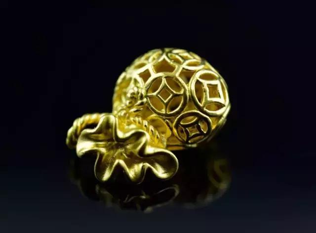 黄金八卦吊坠的寓意和象征,黄金公鸡吊坠的寓意是什么