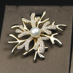 锆石是宝石的一种，由于像极了钻石，所以备受大众青睐，锆石胸光彩夺目是时尚的饰品之一，快来一起欣赏哦