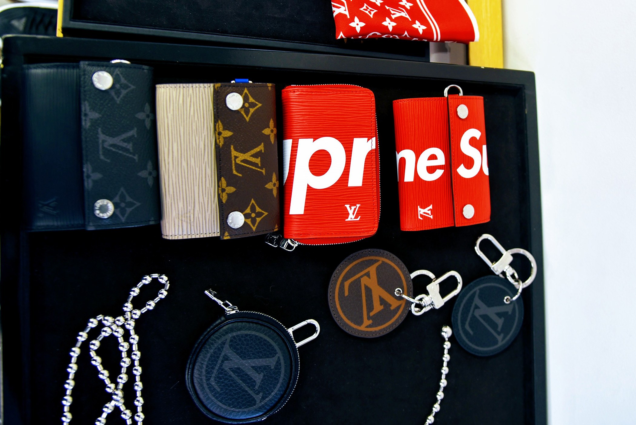 supremexlv联名公仔,supreme联名lv掀起红色运动风