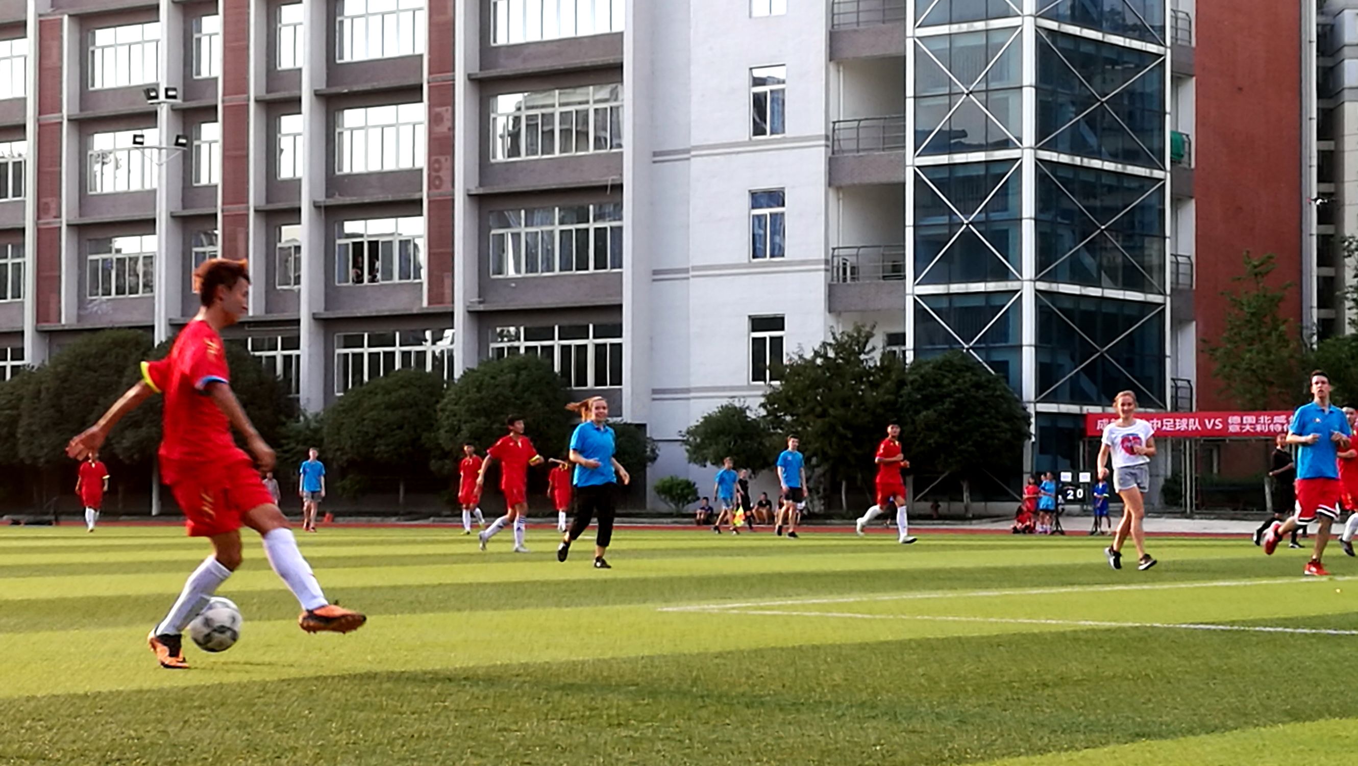 这个闰六月的夏天，成都十八中和德、意两国中学生用一场球赛成了朋友