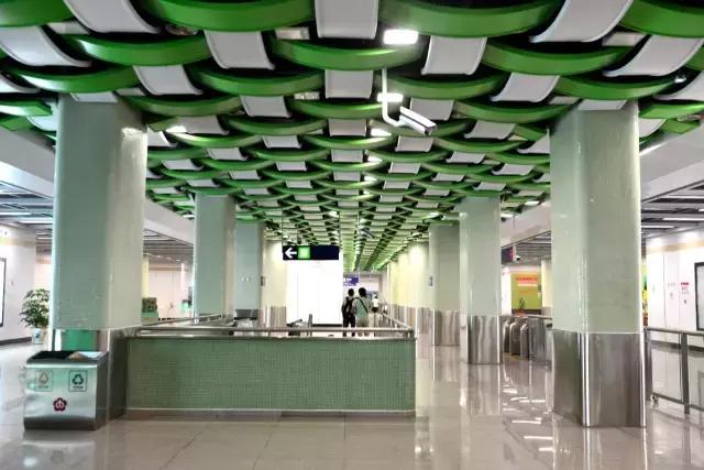 地铁站秒变游泳池,地铁变游泳池