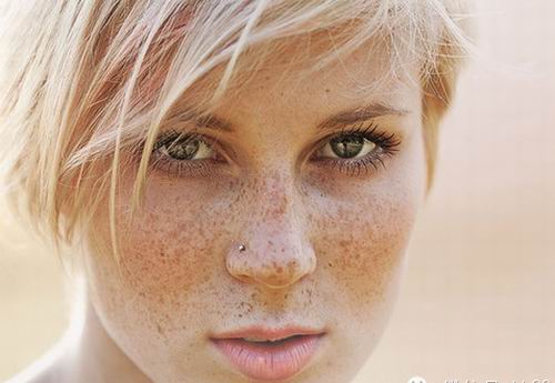 女人过了四十岁脸上长斑怎么处理,40岁女人脸上长斑怎样有效祛斑