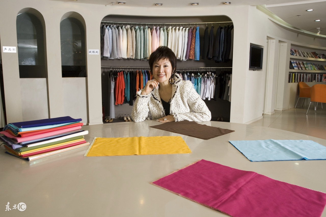 故事：她将色彩用于自我人生被媒体誉为“中国色彩第一人”，而她如今的色彩人生则源于自己曾经太不懂得色彩