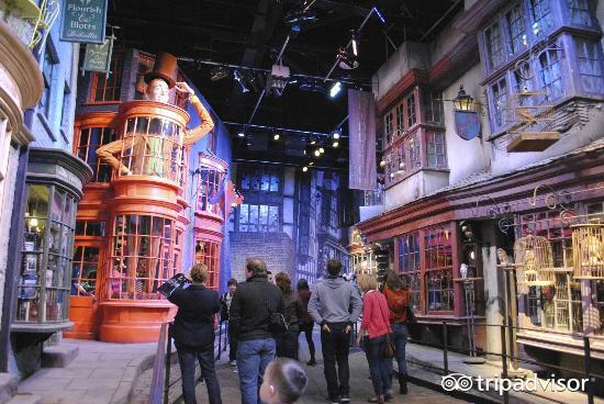 买魔杖、骑扫帚、喝黄油啤酒，去这些14个地方做巫师吧！