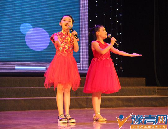 艾尚歌唱琴歌飞扬——2017一起加油群星演唱会为驻马店市创文增光添彩