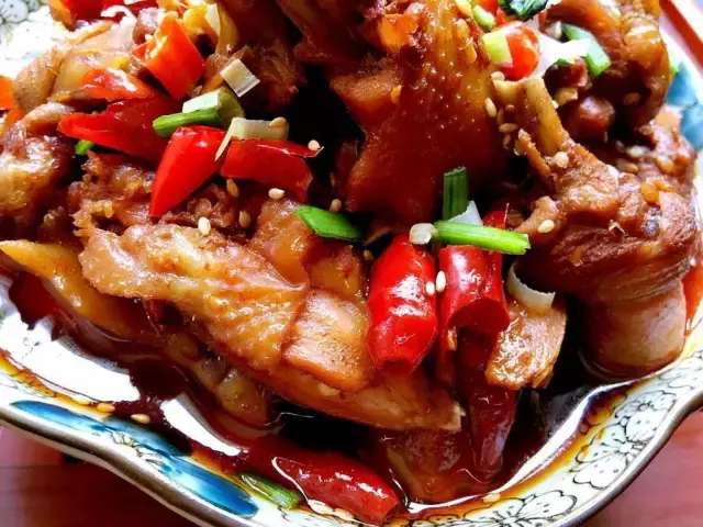 清远脆皮鸡煲石锅鱼,清远好吃的炭火鸡煲