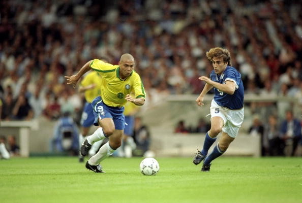 足球史上最伟大十大边锋,史上最伟大球王梅西