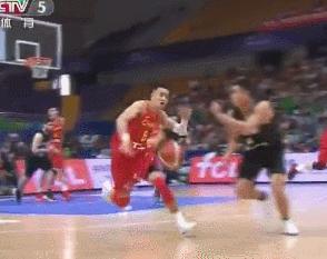 中国队对阵新西兰郭艾伦,郭艾伦被撞出底线