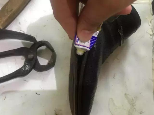 鞋子脱胶了怎么办别傻傻用胶水粘,彪马鞋子穿一星期就脱胶了怎么办