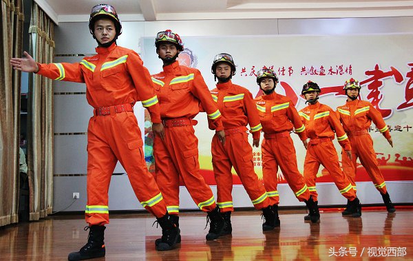 甘肃农村大妈跳广场舞,水兵舞双人舞大爷大妈穿迷彩服