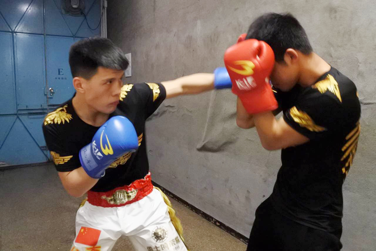 中国小将擂台双手背后挑衅韩选手,中国小将挑战日本王者