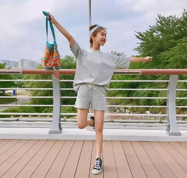 不同的肩形怎么配衣服,宽肩平肩穿搭