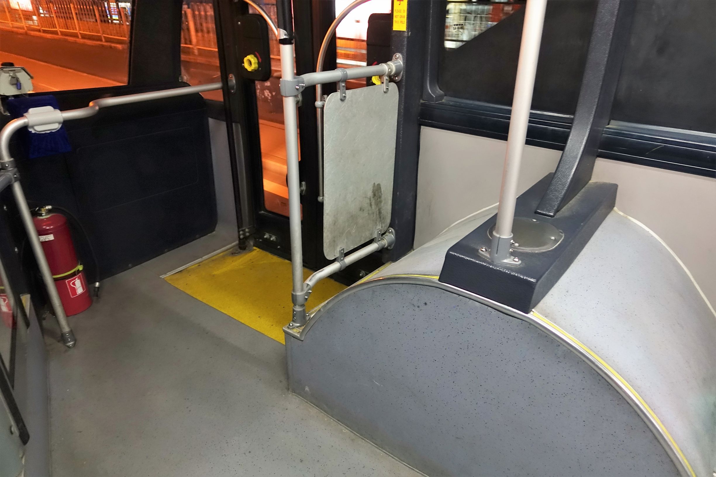 骑车如同走钢丝,过斑马线要跨栏记者亲历北京交通中的“反人类设计”