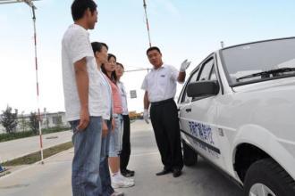 当驾校教练需要考教练证吗,汽车教练的工资