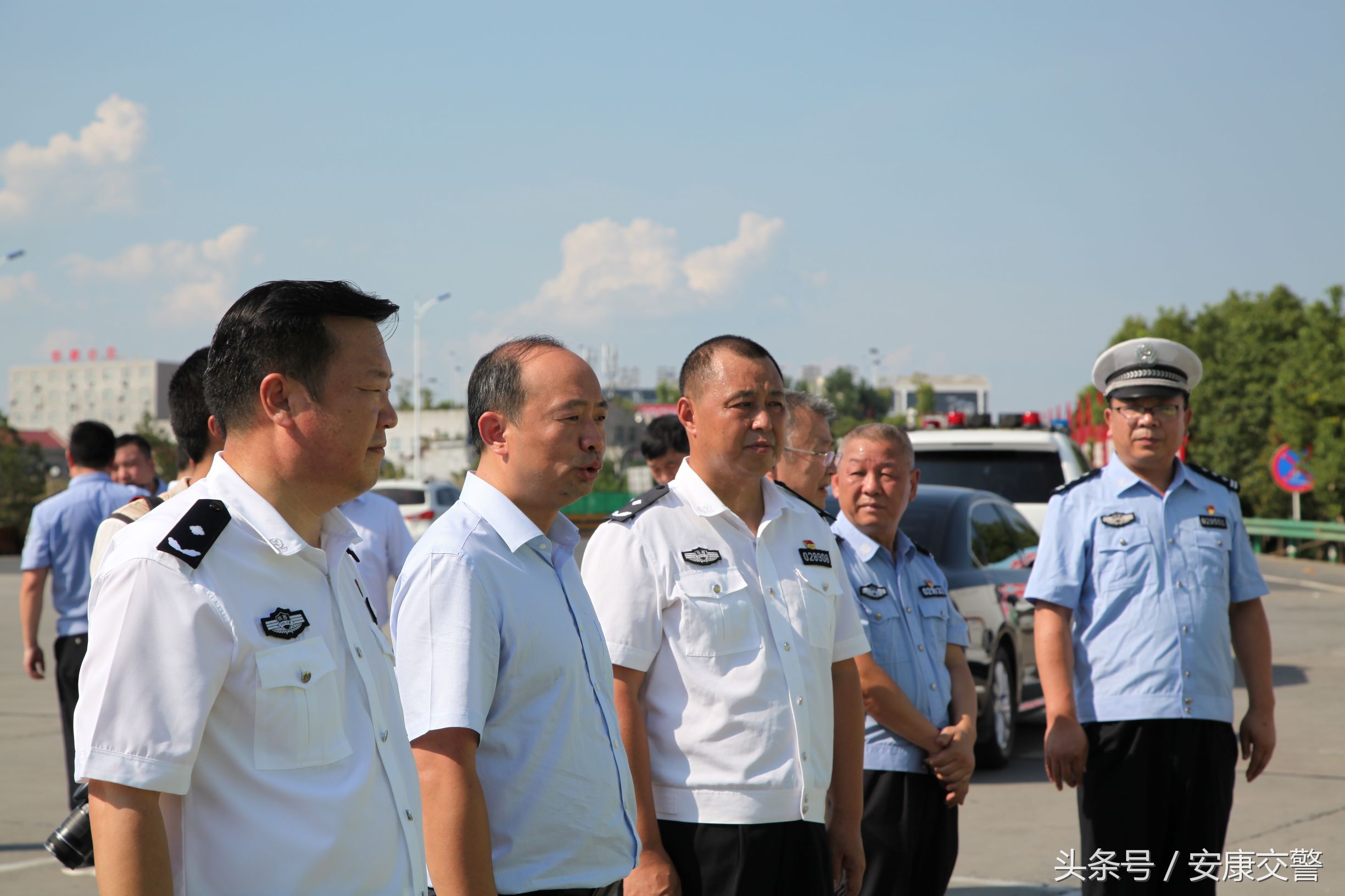 政府领导看望慰问一线执勤人员,公安局长慰问雨中执勤交警