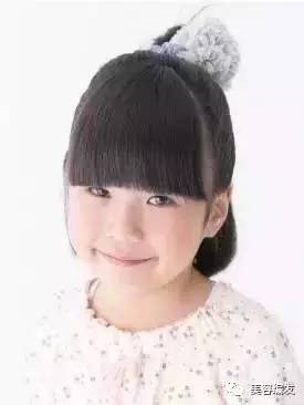 小女童发型绑扎方法丸子头,小孩丸子头扎法中短发简单又好看