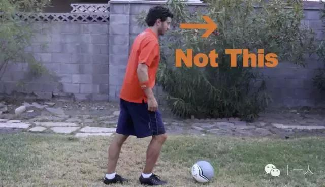 带球时怎么抬头看人,带球总是不抬头怎么办