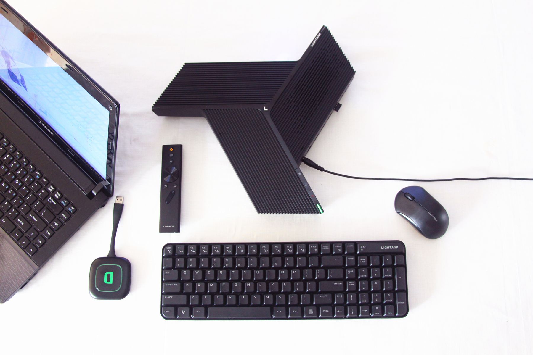 商务投影仪不再笨重难用，“拍拍”即可同屏，操作体验超爽快