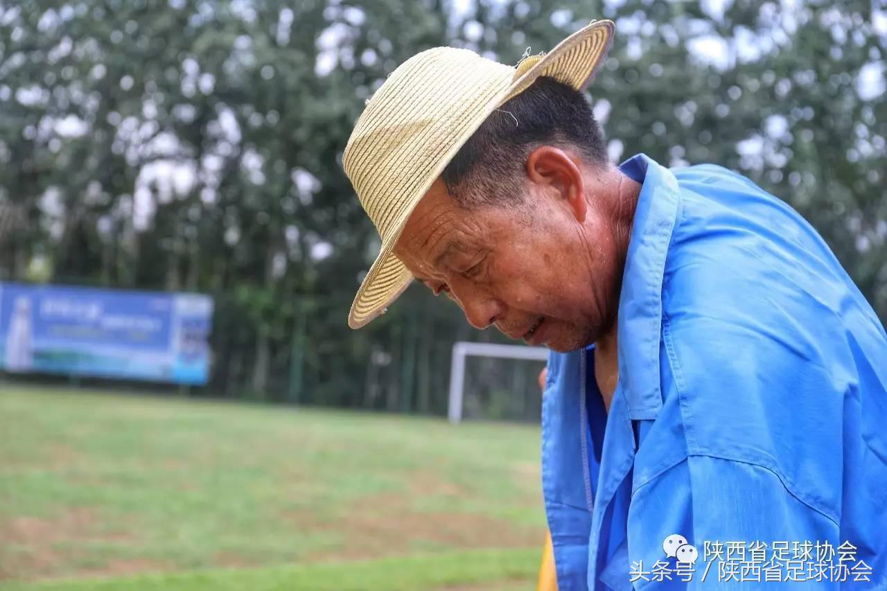 陕西足球背后人物系列丨丈八训练基地绿茵美容师，高温下坚守一线保障场地